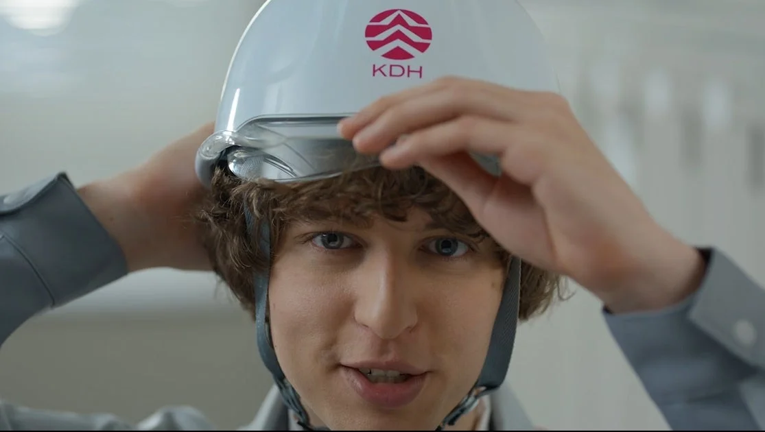 ヘルメットを装着する職員