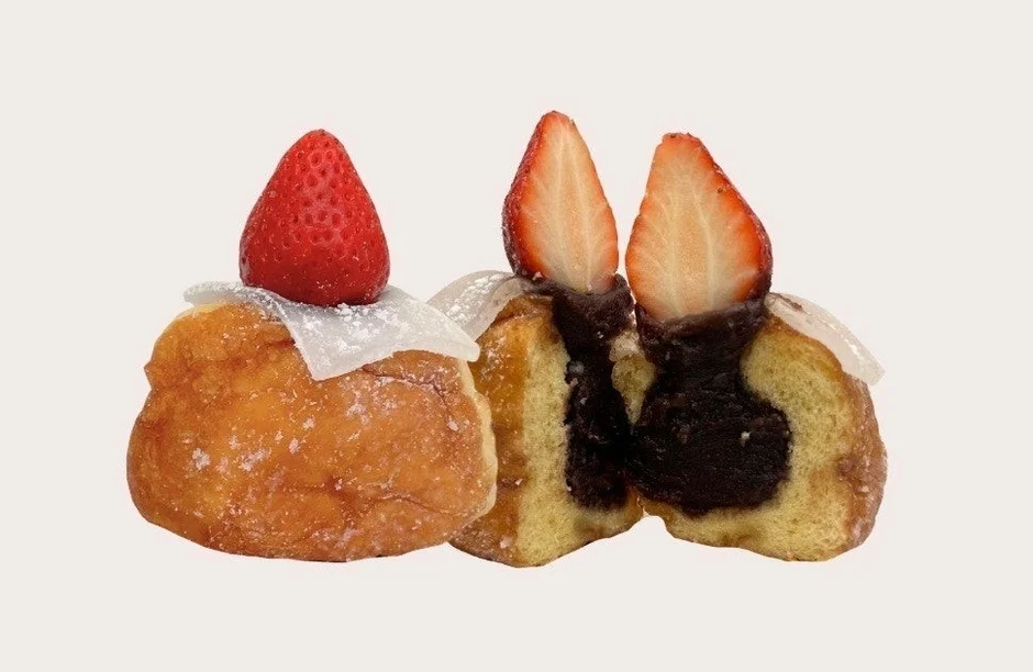 いちごが飾られた3つの揚げ菓子