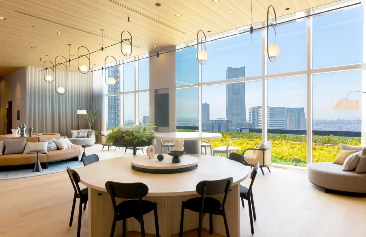 高層階にあるモダンで開放的なラウンジスペース