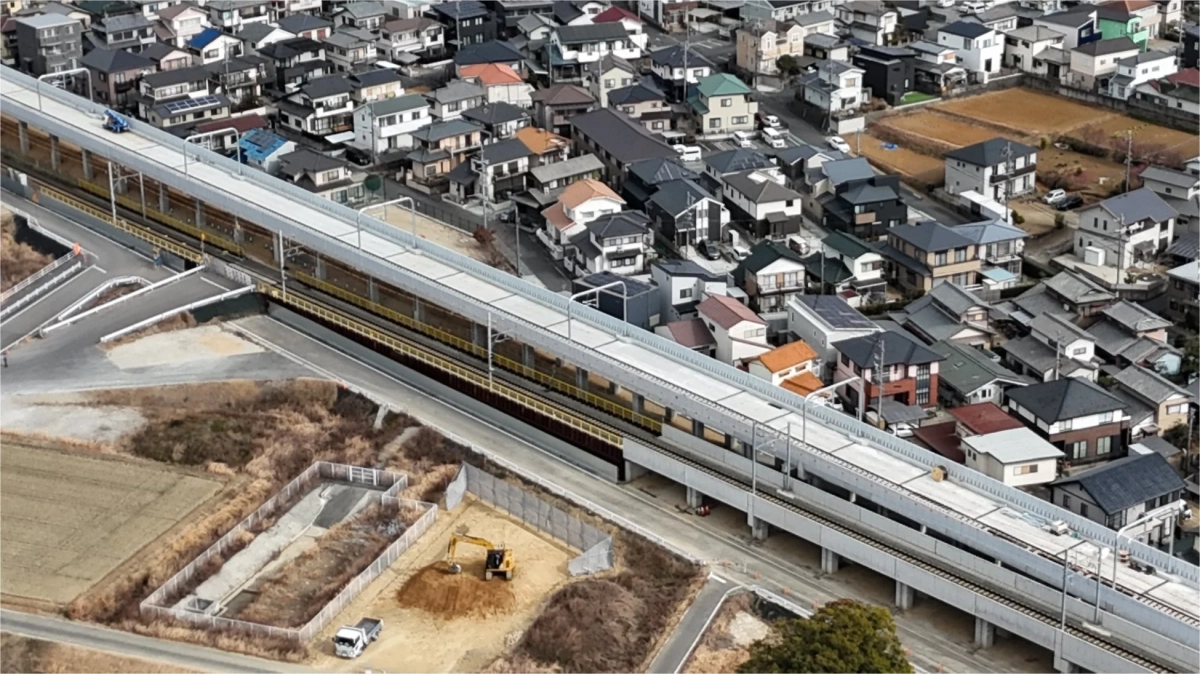 高架鉄道と住宅街の俯瞰写真
