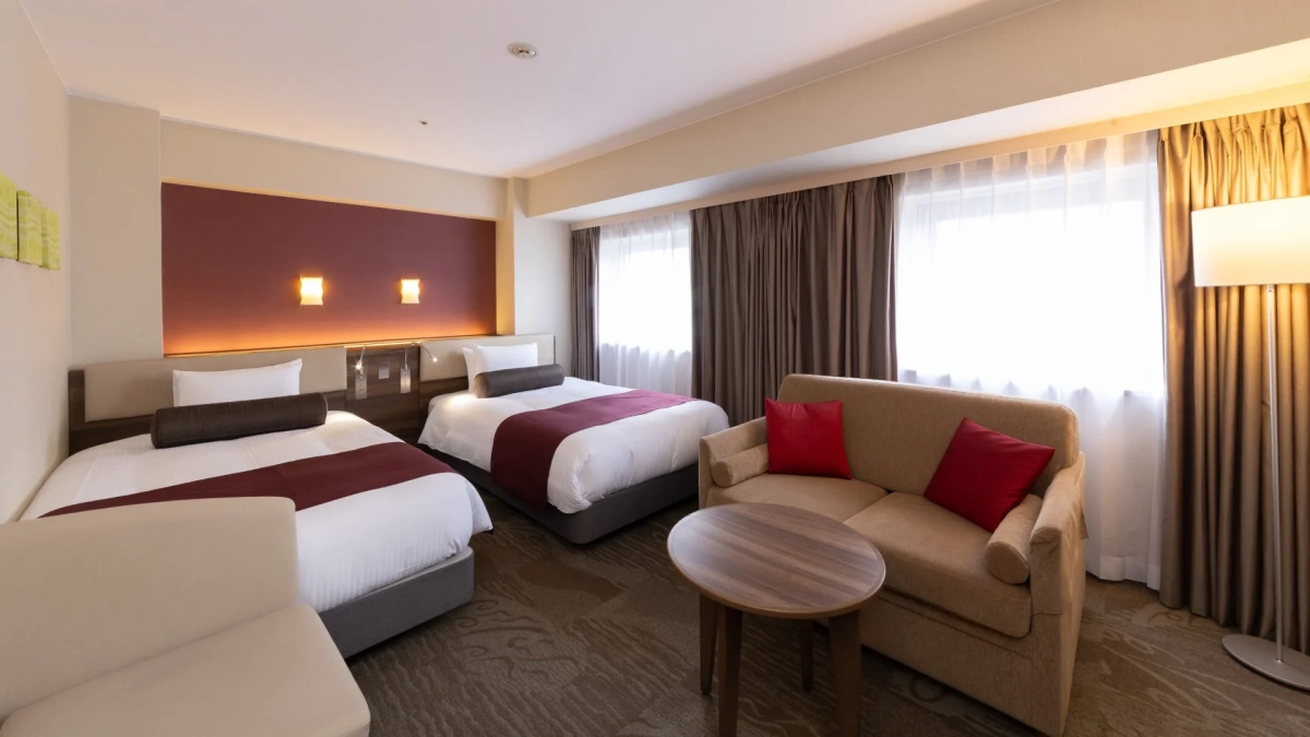 モダンなツインベッドルームの客室