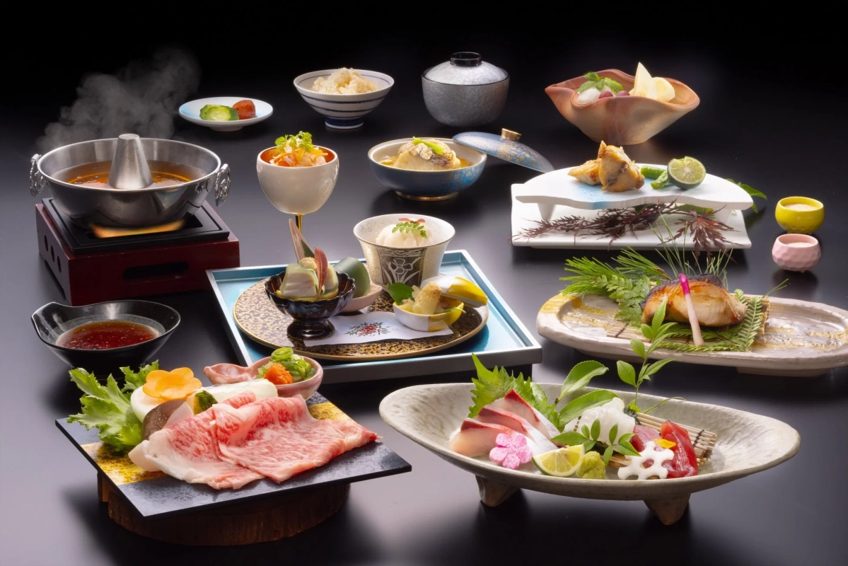 様々な日本料理が美しく盛り付けられた豪華な会席料理