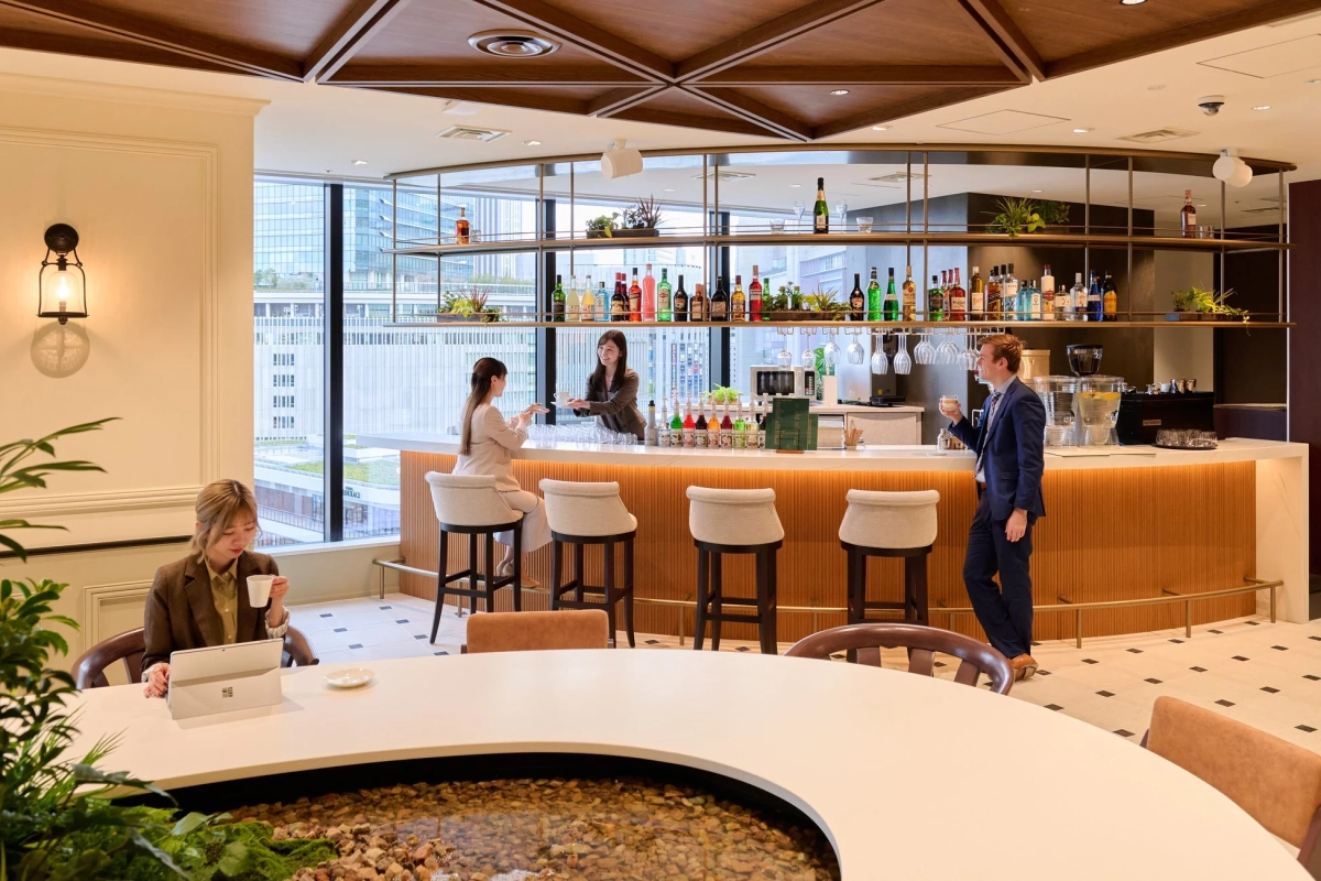 バーカウンターを備えたラウンジ