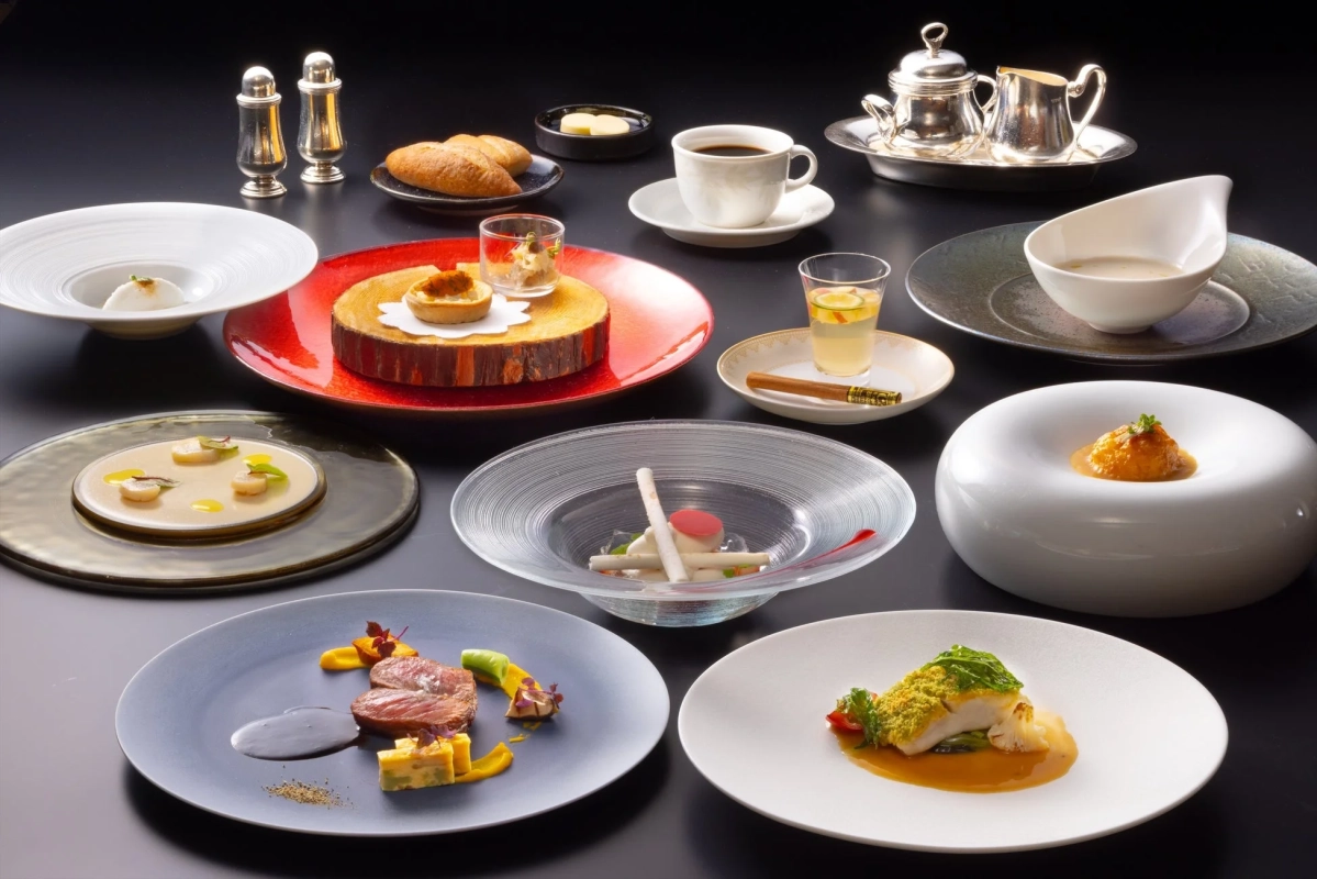 黒い背景に美しく盛り付けられた多種多様な高級料理