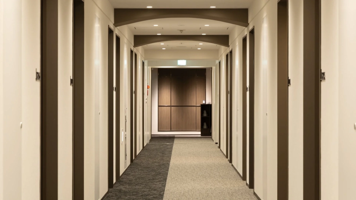 モダンで清潔感のあるホテルの廊下