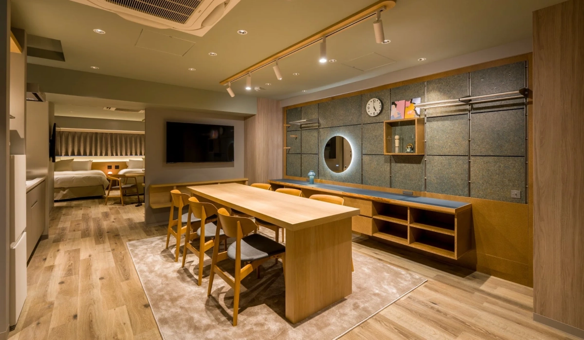 モダンなデザインのホテルまたはアパートの一室