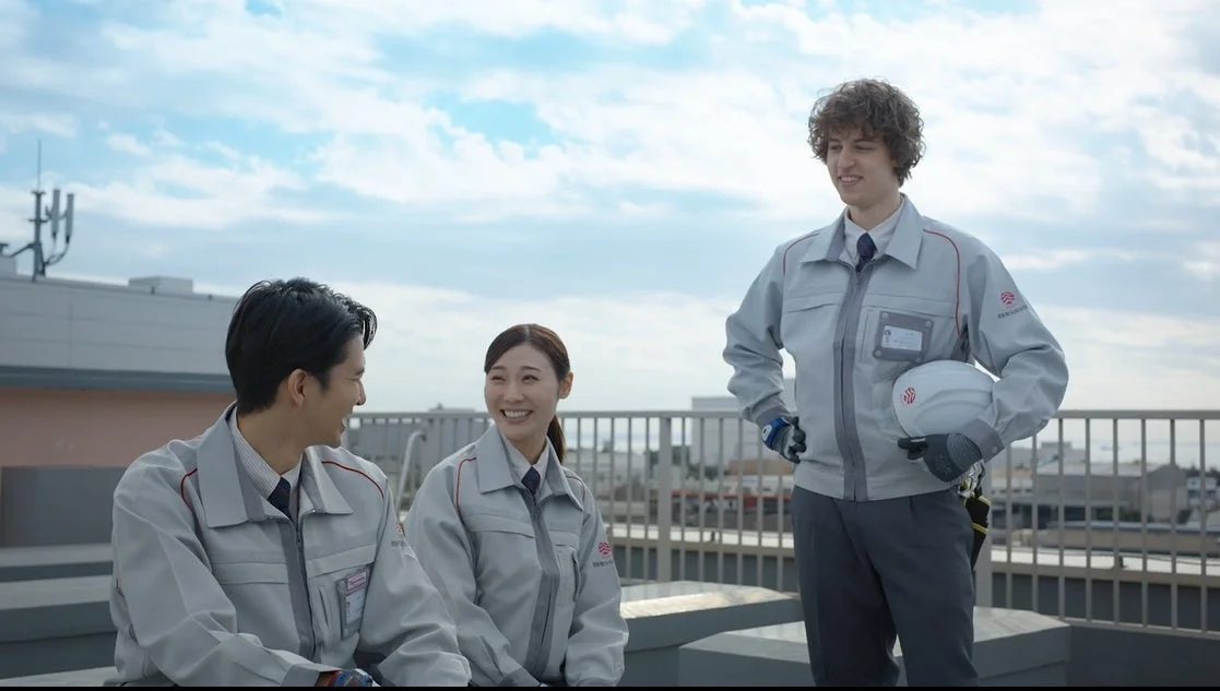 屋上で会話する職員たち