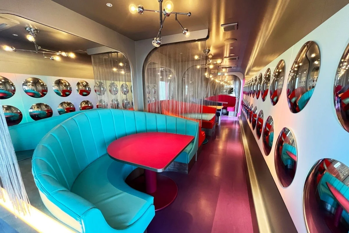 レストラン内部、ブース席