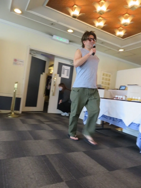 男性、マイク、イベント、室内、サングラス