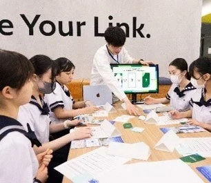 学生が指導者から説明を受ける様子