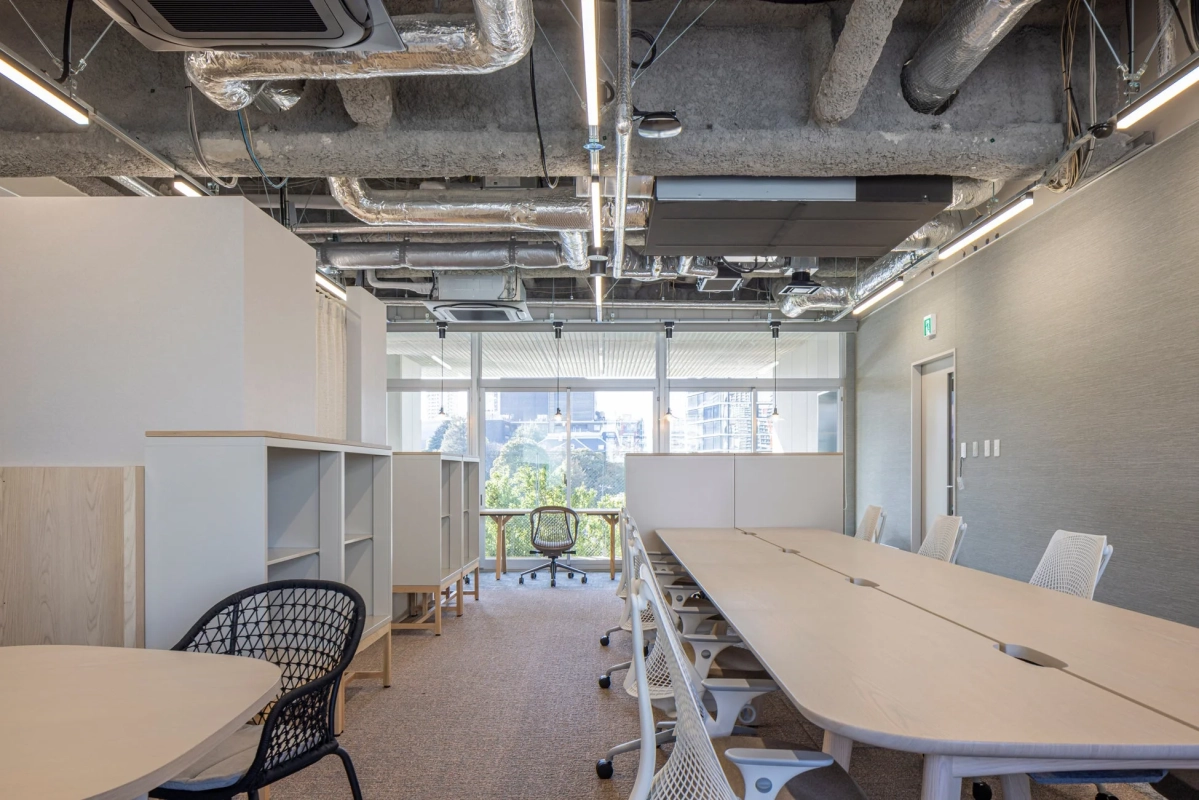 明るく開放的なモダンオフィス空間