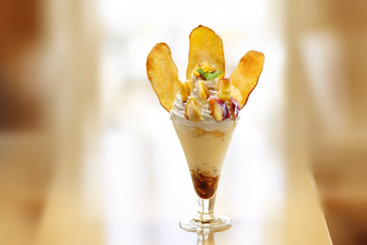 背の高いグラスに入った美しい鳴門金時パフェ