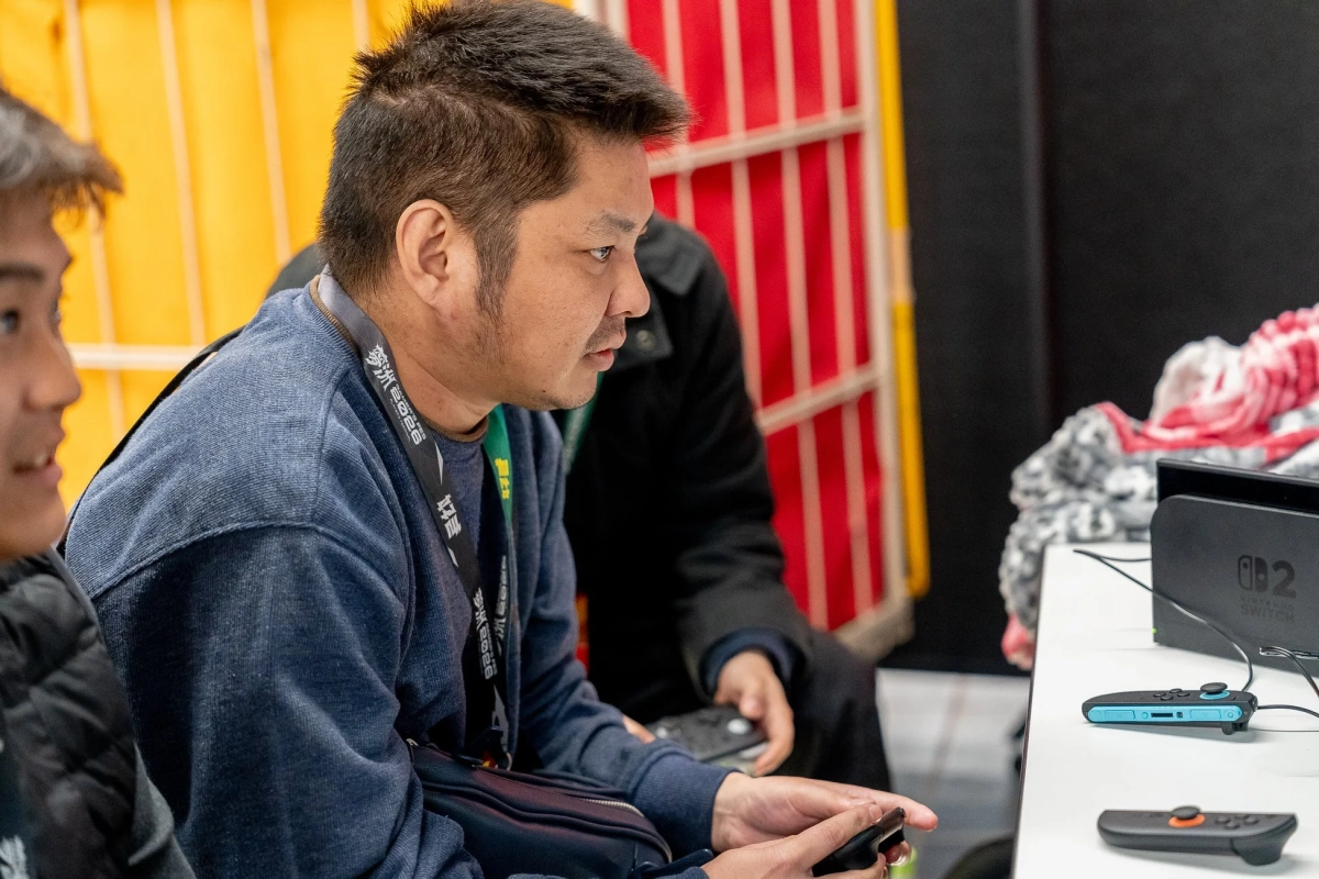 Nintendo Switchをプレイする男性