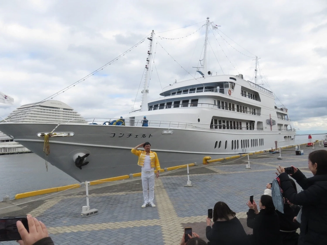 クルーズ船、フレディ・マーキュリー、ものまね、港