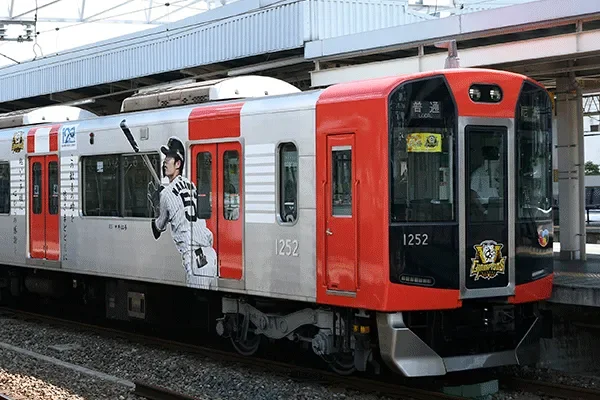 ラッピング電車が駅のホームに停車している様子