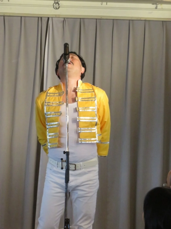 フレディ・マーキュリー、コスプレ、歌唱、マイク