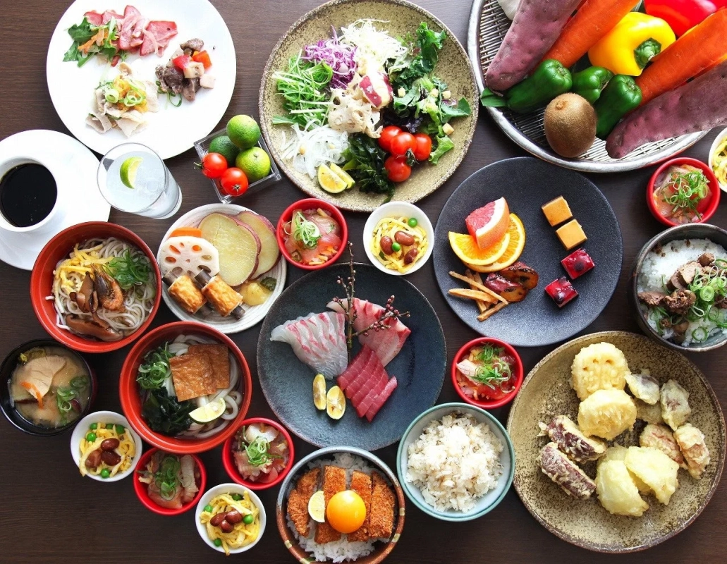 様々な和食が美しく並べられた豪華な朝食ビュッフェ