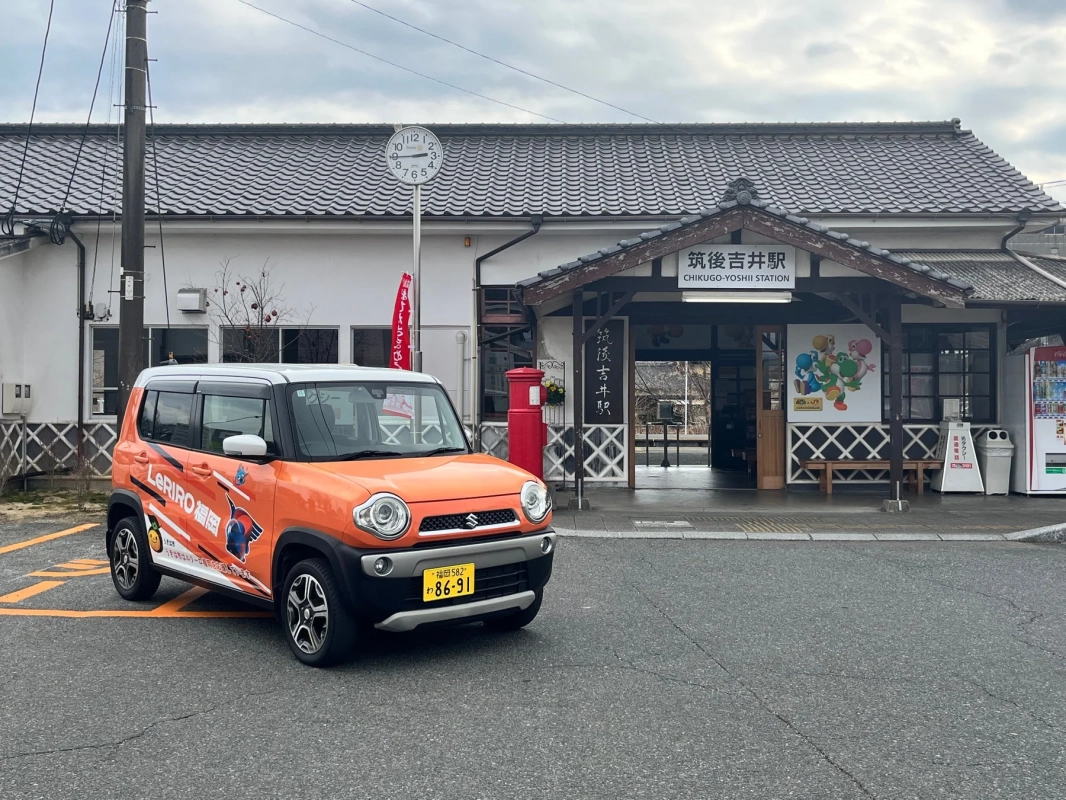 筑後吉井駅に停車するコラボラッピング車両