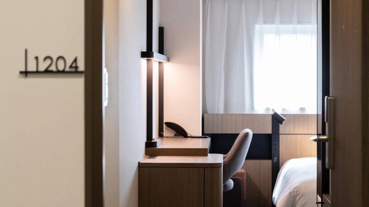 ホテルの客室入り口から内部を見た画像