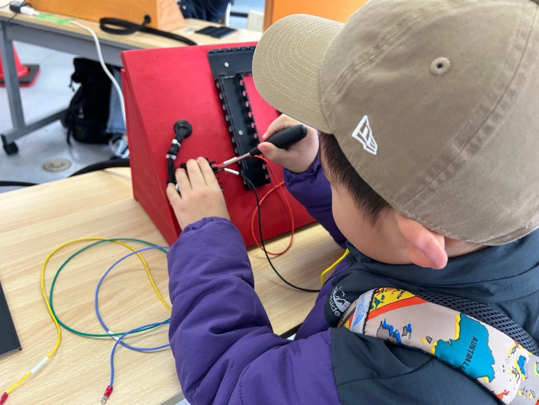 配線作業をする子供