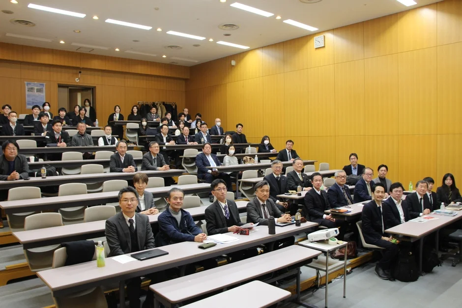 多くの聴衆が参加した会議の様子