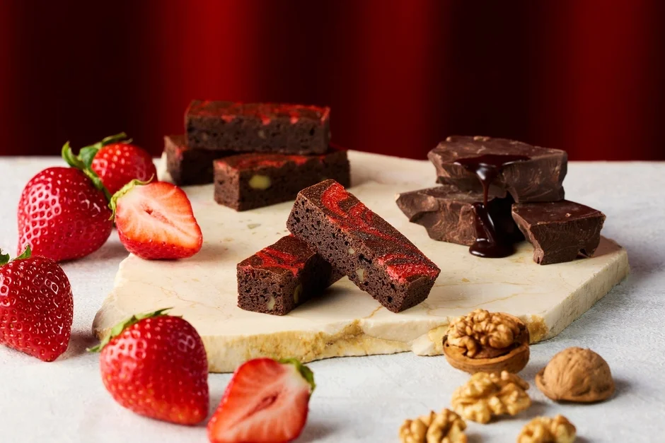 いちご、クルミ、溶けたチョコレート、赤いマーブル模様のブラウニー