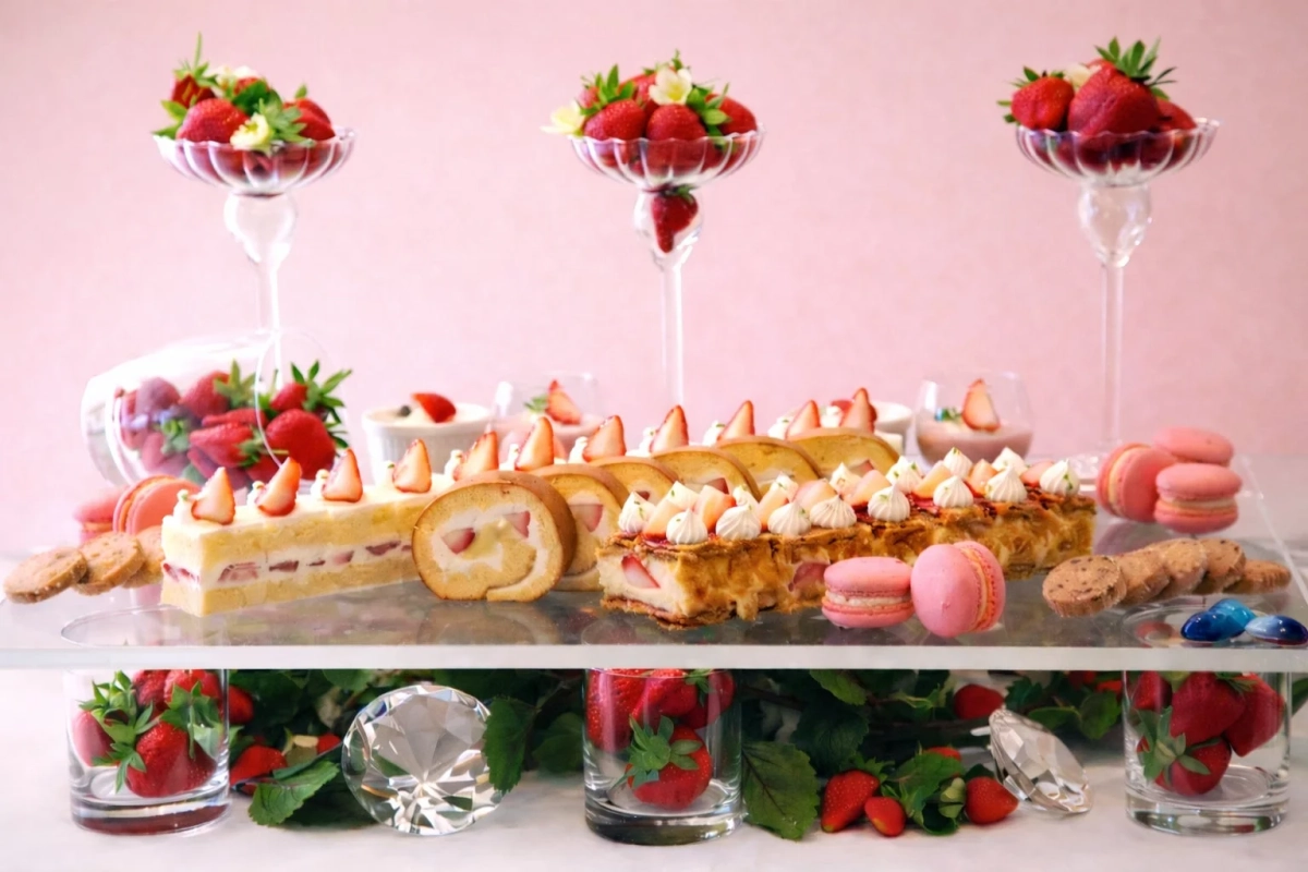 いちごをふんだんに使った華やかなデザートビュッフェ