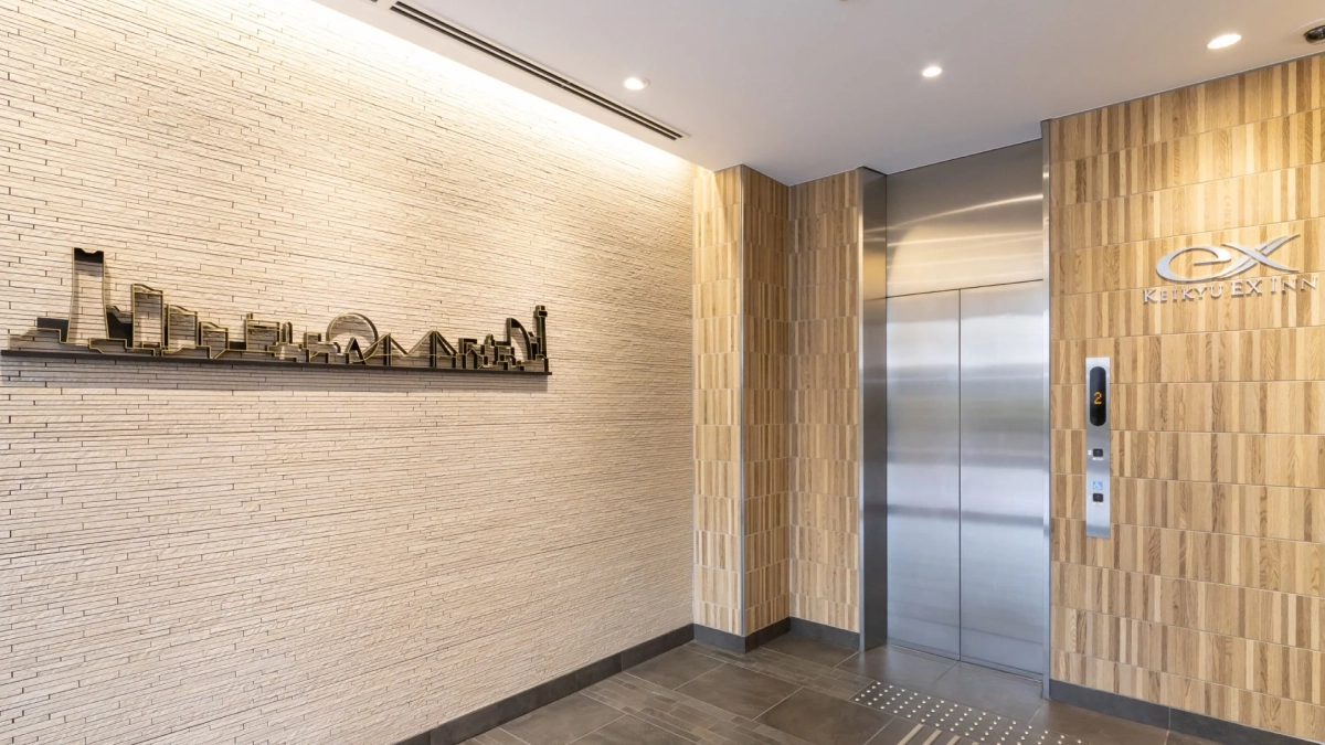 モダンなホテル内装のエレベーターホール