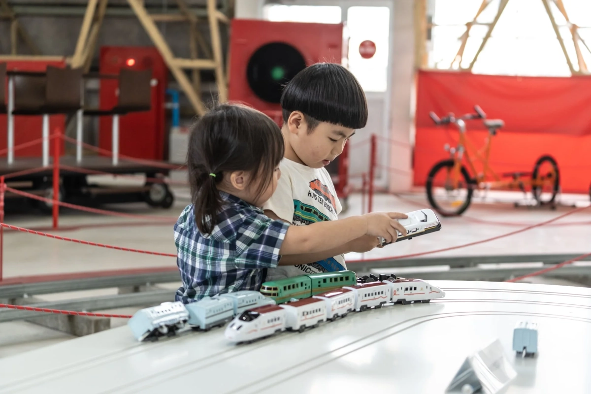 鉄道模型で遊ぶ子供たち