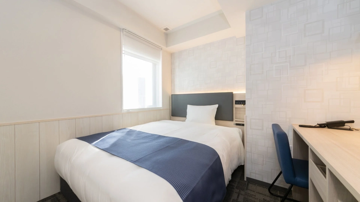 清潔感のあるモダンなホテル客室