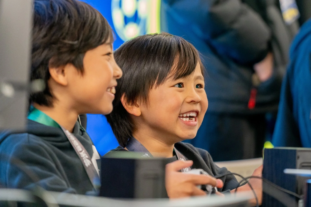 ゲームを楽しむ少年たち