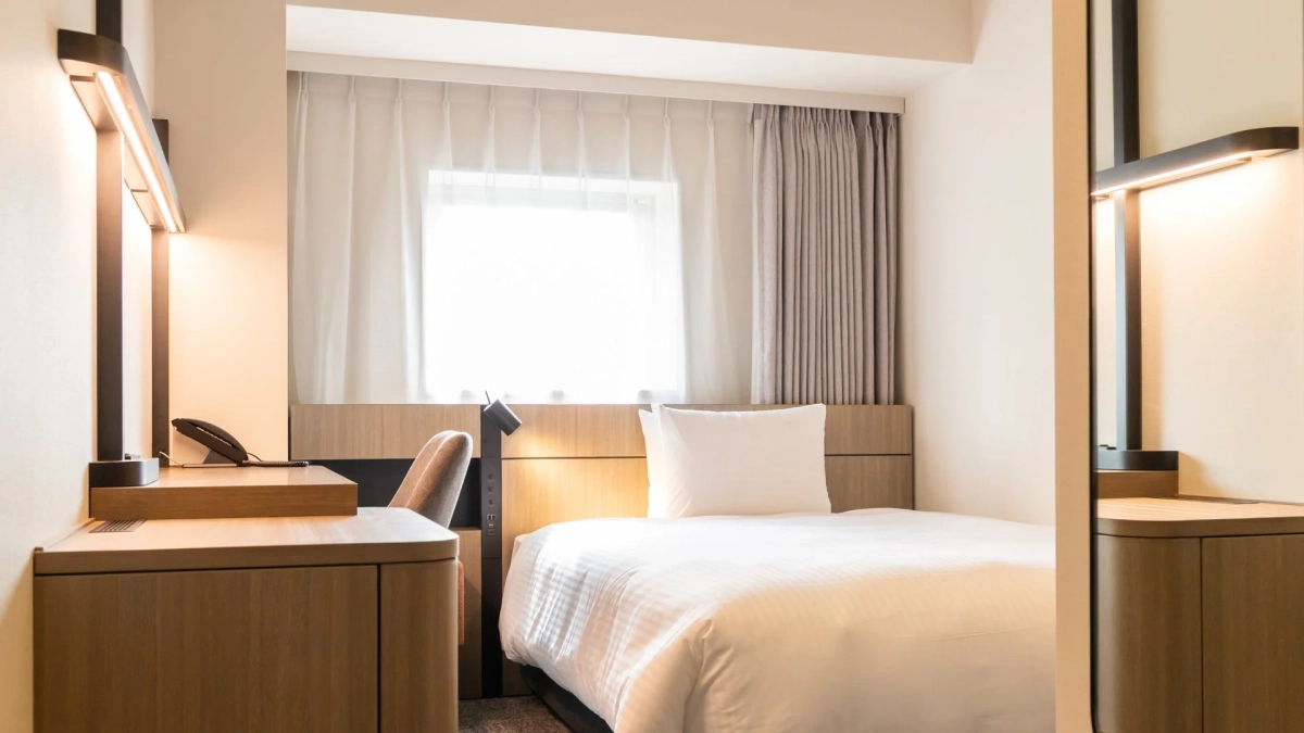 モダンで清潔感のあるホテルのシングルルーム