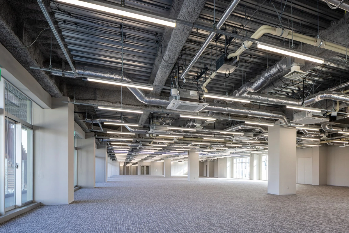 広々としたモダンなオフィス空間