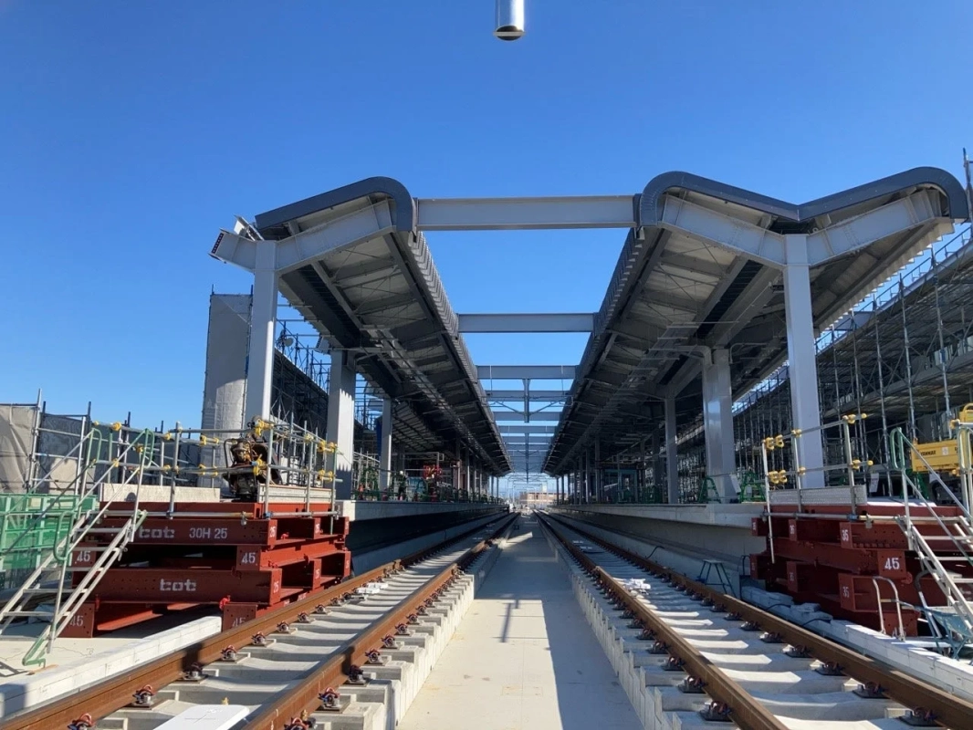 建設中の鉄道駅と線路、プラットフォーム