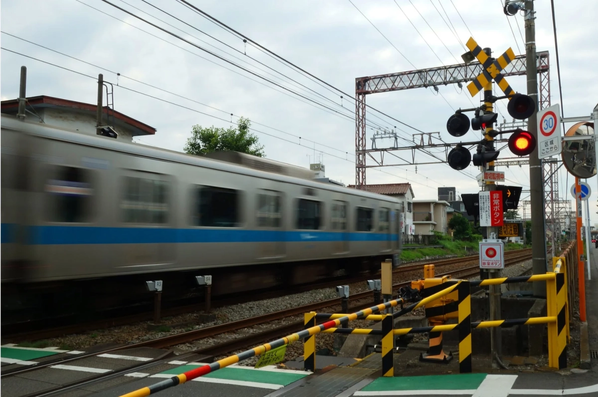 電車が通過する踏切の様子