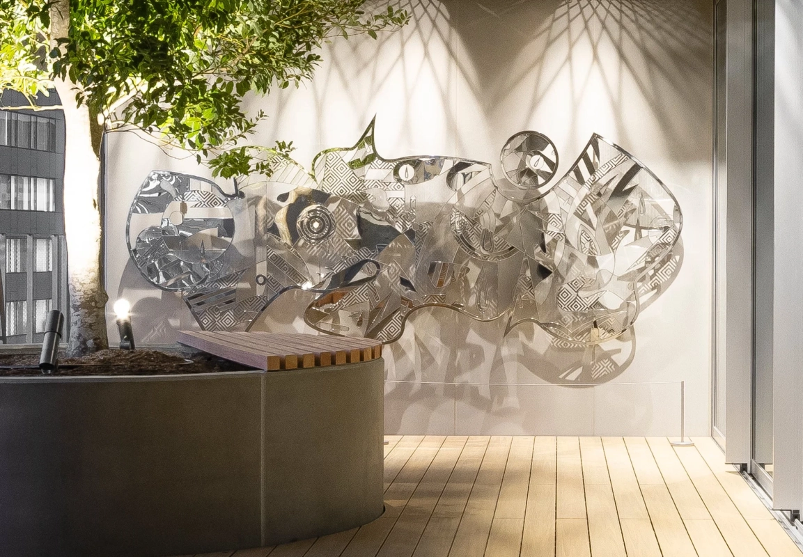 屋外テラスの一角に飾られたアート作品