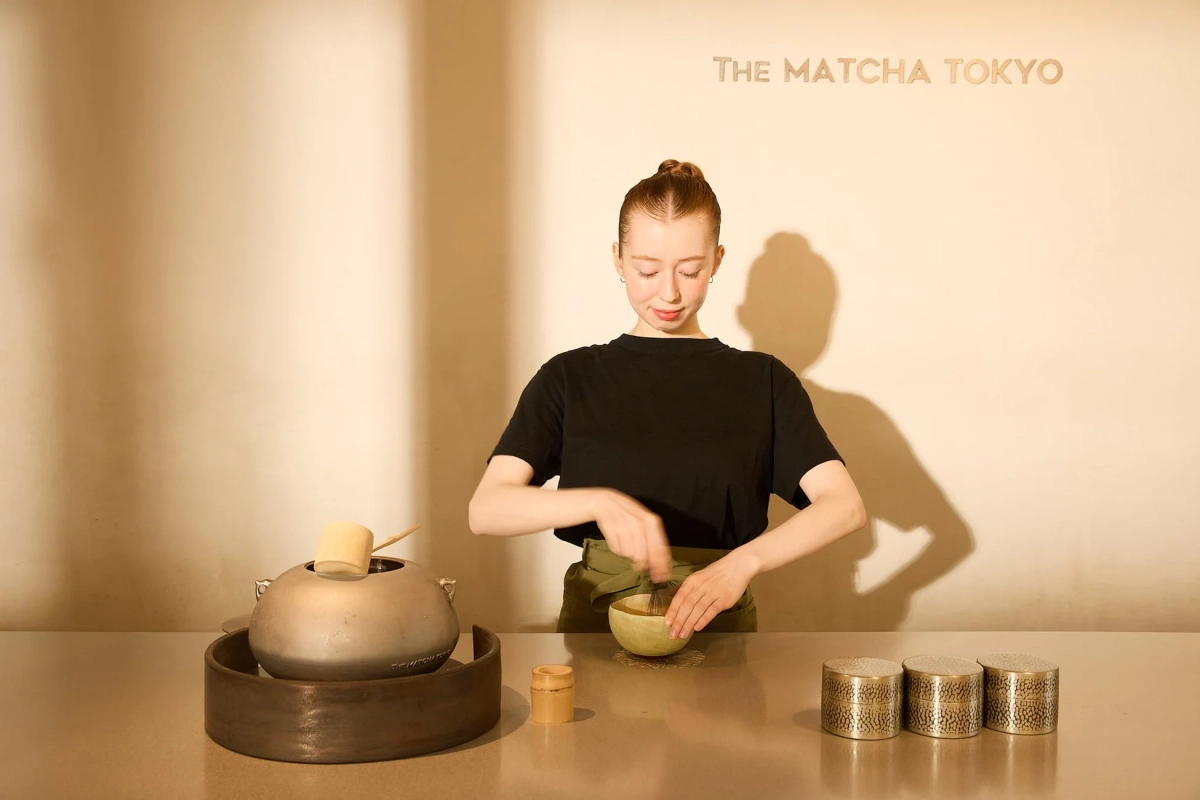 THE MATCHA TOKYOで抹茶を点てる女性