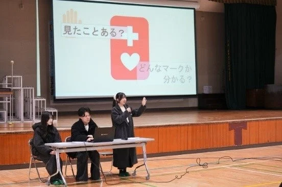 講堂でのプレゼンテーション