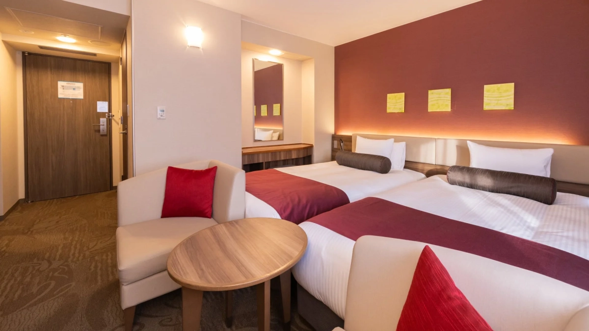 モダンで落ち着いた雰囲気のホテルのツインルーム