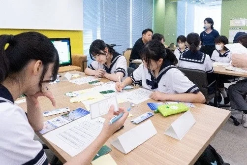 学生たちのグループワークの様子