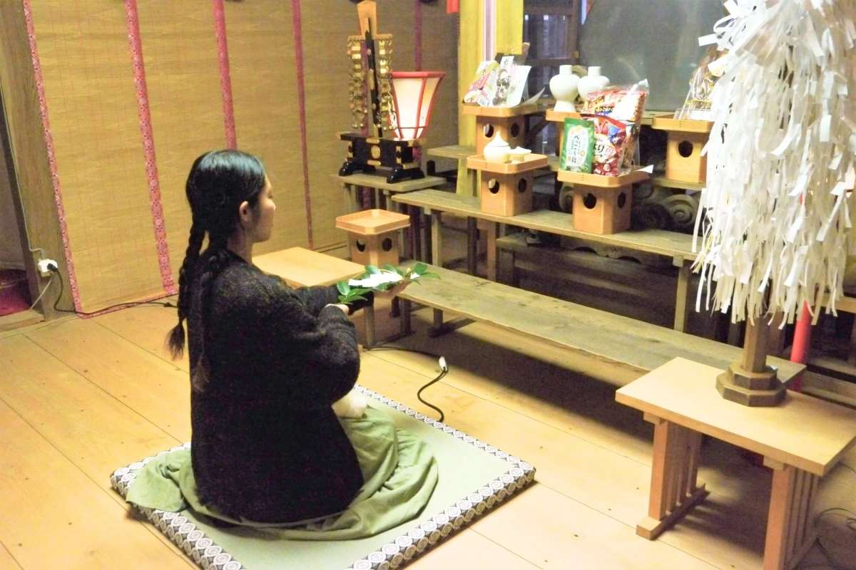 祭壇にむかう参拝者