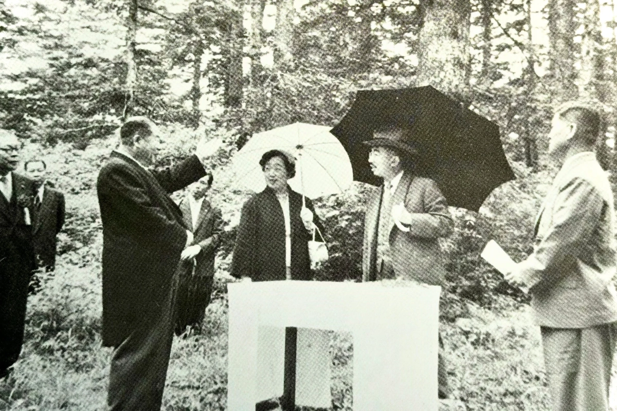 森林の中での式典