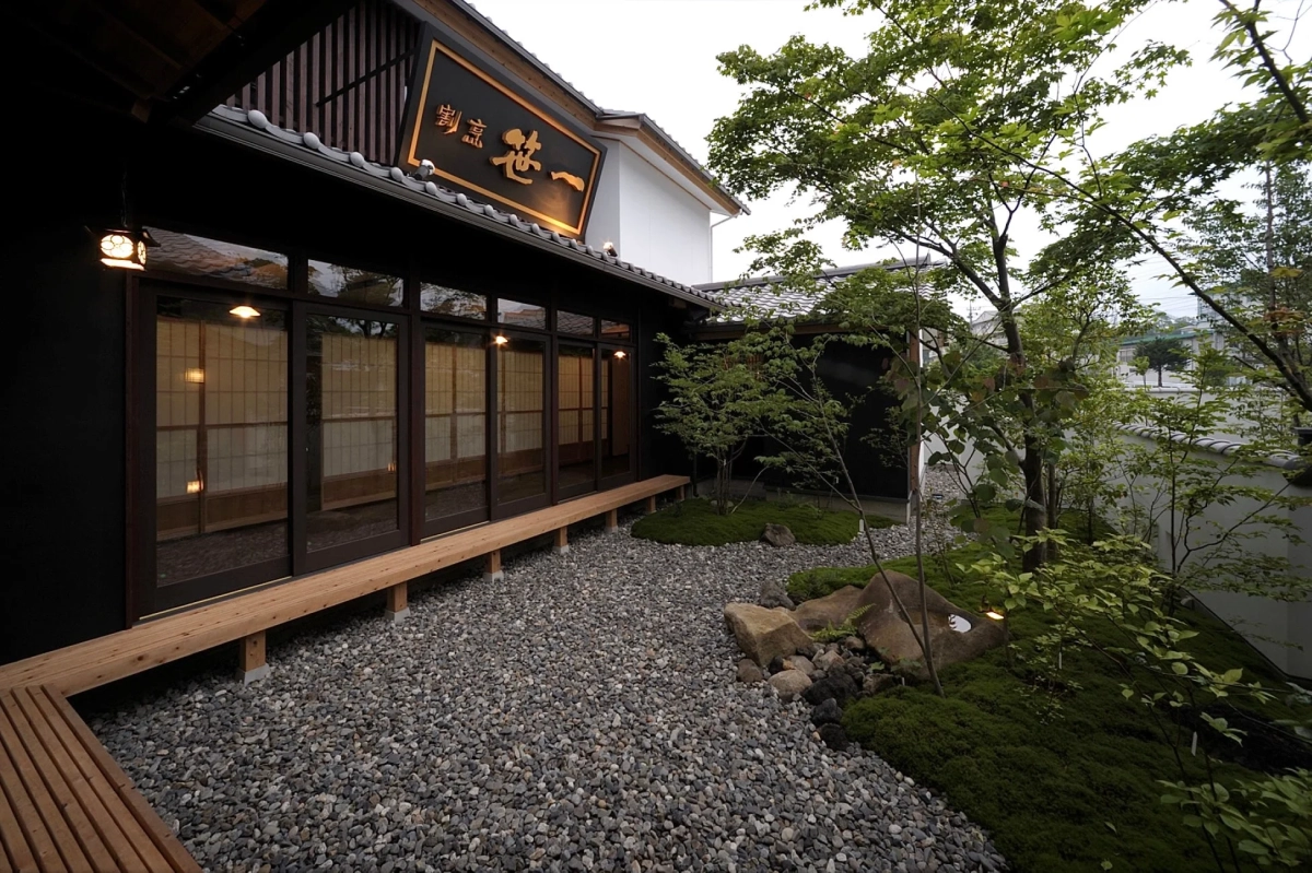 日本家屋の建物と美しい日本庭園
