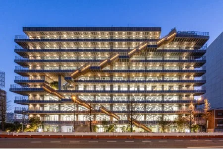 ライトアップされたモダンな建物