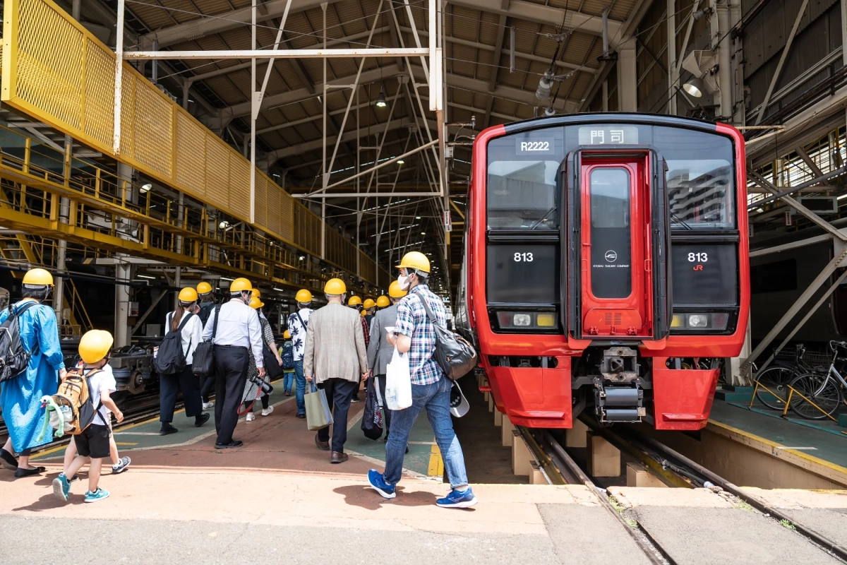 車両基地を見学する人々