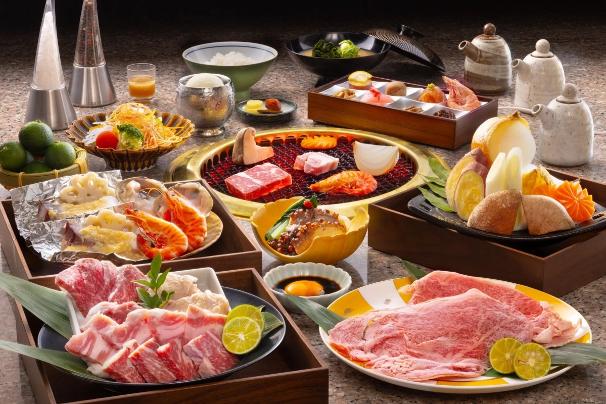 霜降り肉、海老、ホタテなどの海鮮、様々な野菜が美しく盛り付けられた食卓