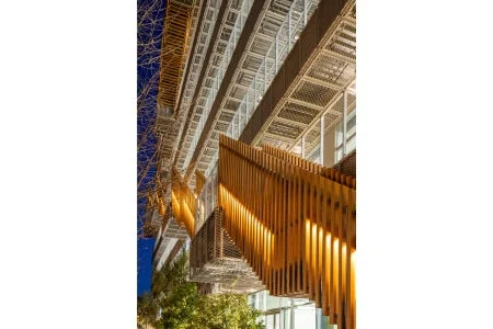 夜の現代的な建物の外観