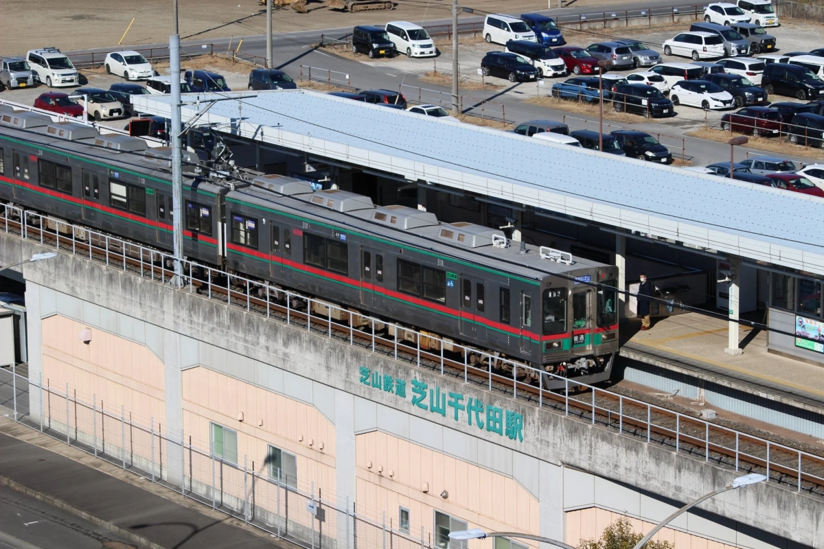 芝山千代田駅に停車中の電車