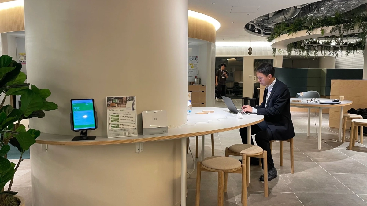 オフィスでの空気環境モニター利用風景