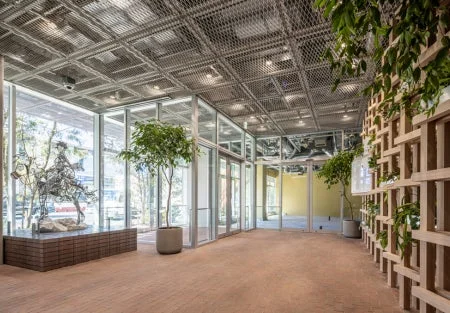 広々としたモダンな空間に置かれた金属製の彫刻